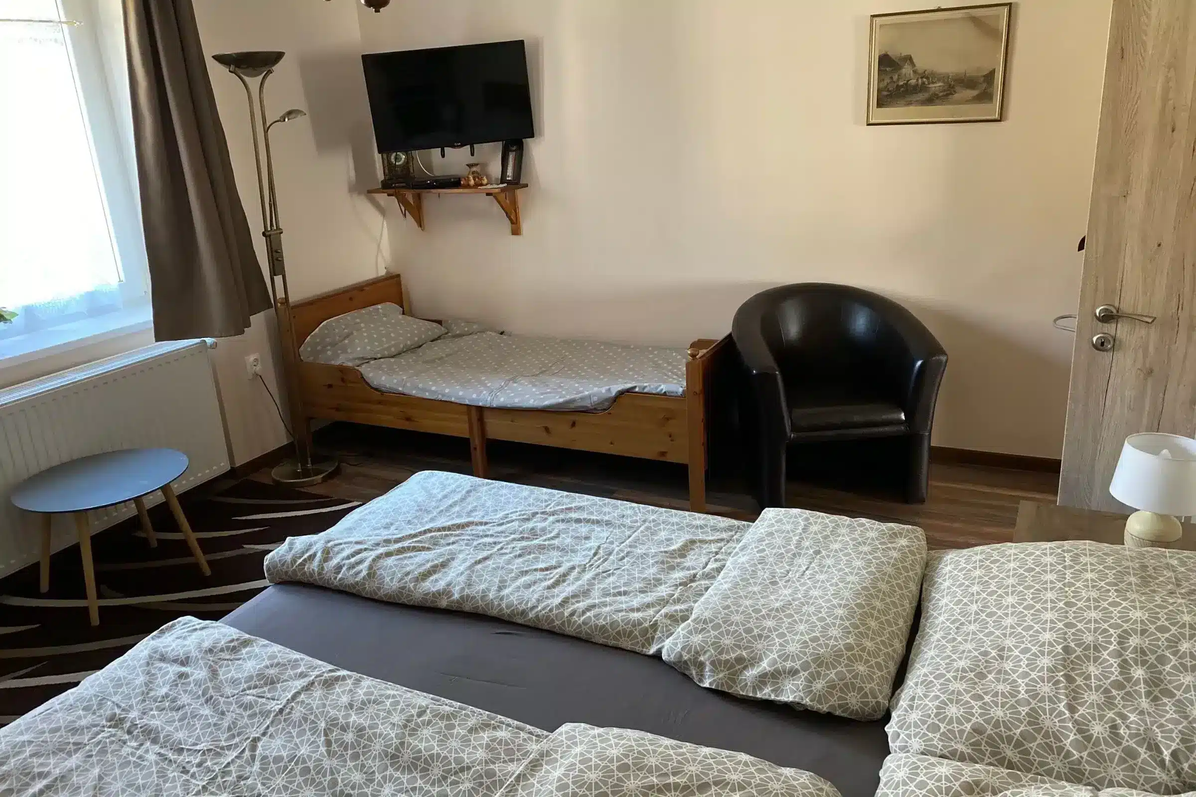 Barna szoba televízióval és egyszemélyes gyerekággyal