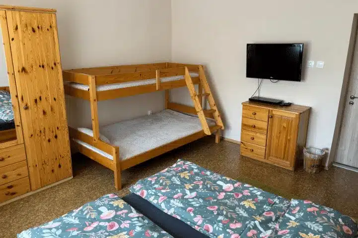 fenyő szoba emeletes gyerekággyal és tágas szekrénnyel