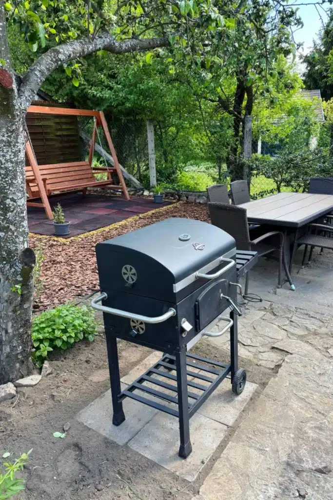 Gyönyörű udvar hintaággyal és kerti grillel