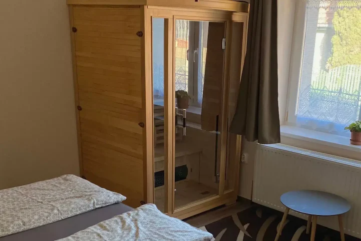 Barna szoba saját szaunával